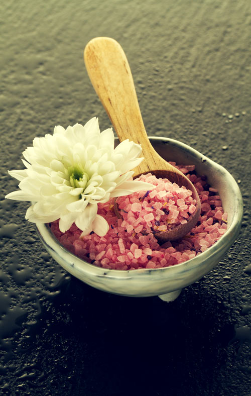 Himalayan pink sea salt in bowl with flower 